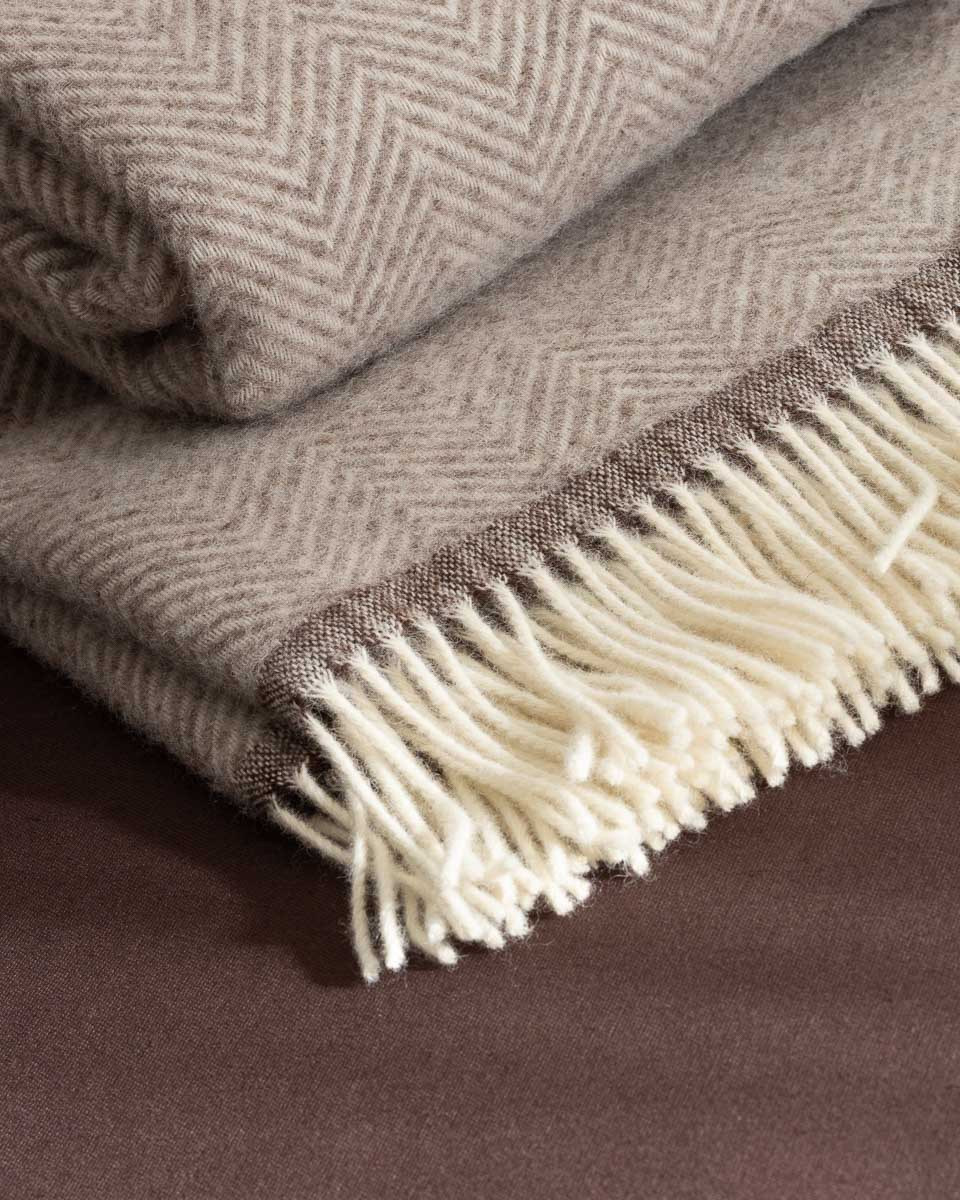 Plaid Denver Beige MoST, tissage à chevrons et franges écrues