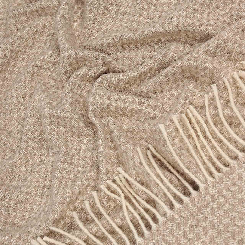 Détail du tissage beige et des franges écrues du plaid Kentii en laine mongole non teinte