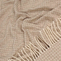 Détail du tissage beige et des franges écrues du plaid Kentii en laine mongole non teinte