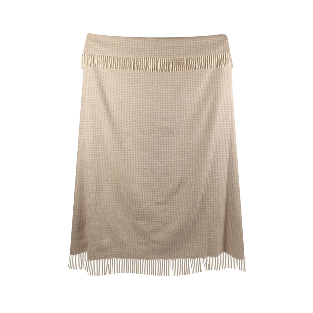 Vue d’ensemble du plaid Kentii déplié, avec son motif beige et ses bordures à franges