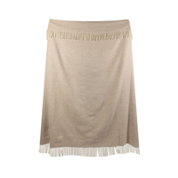 Vue d’ensemble du plaid Kentii déplié, avec son motif beige et ses bordures à franges