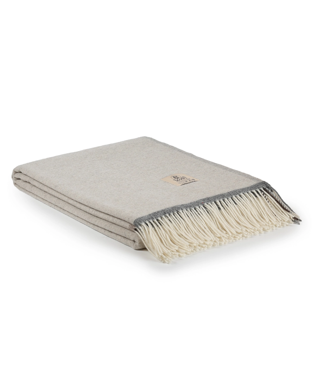 Plaid Milano Beige MoST, mérinos et cachemire, bordure contrastée et franges écrues