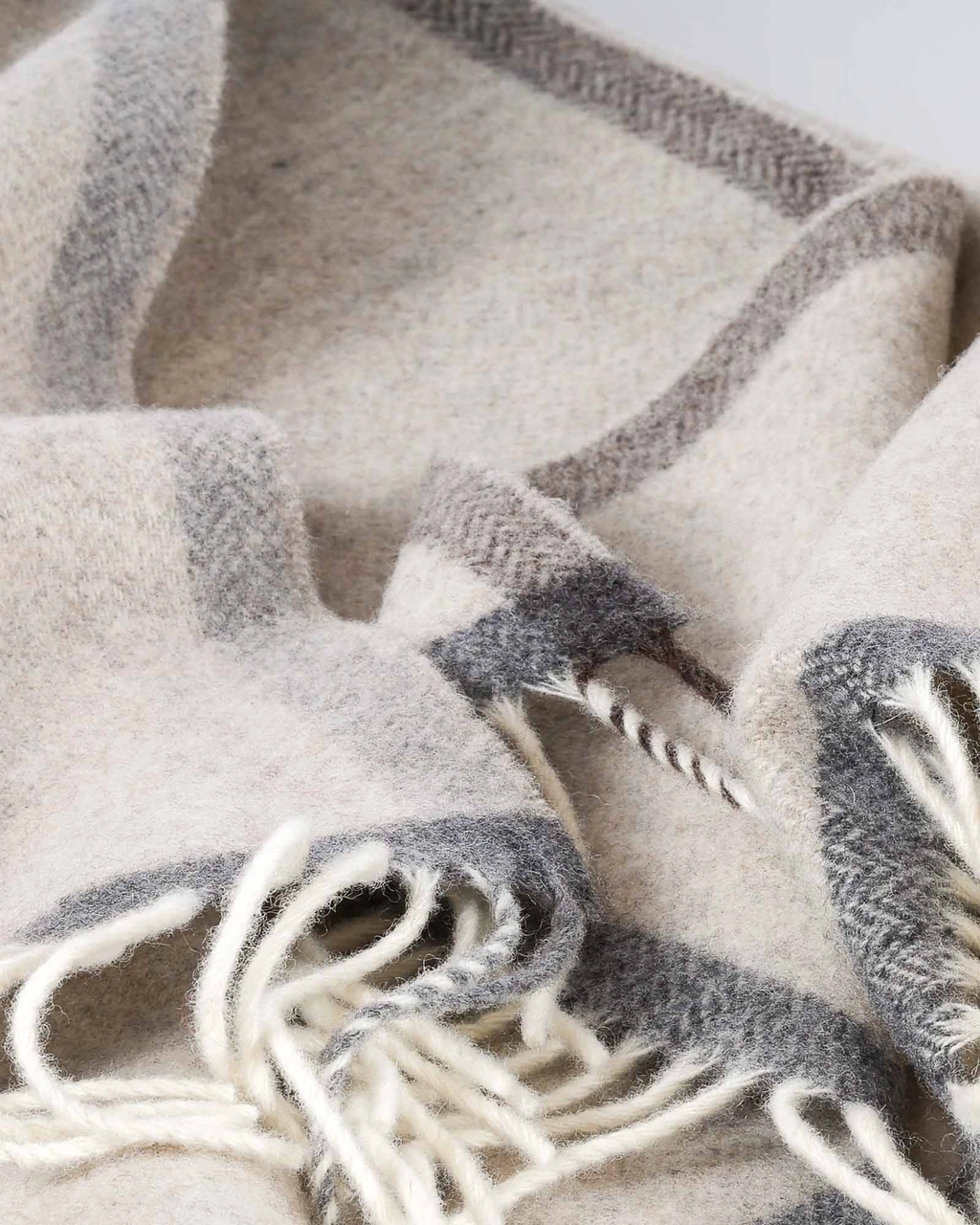 Plaid Milano Beige MoST, mérinos et cachemire, bordure contrastée et franges écrues