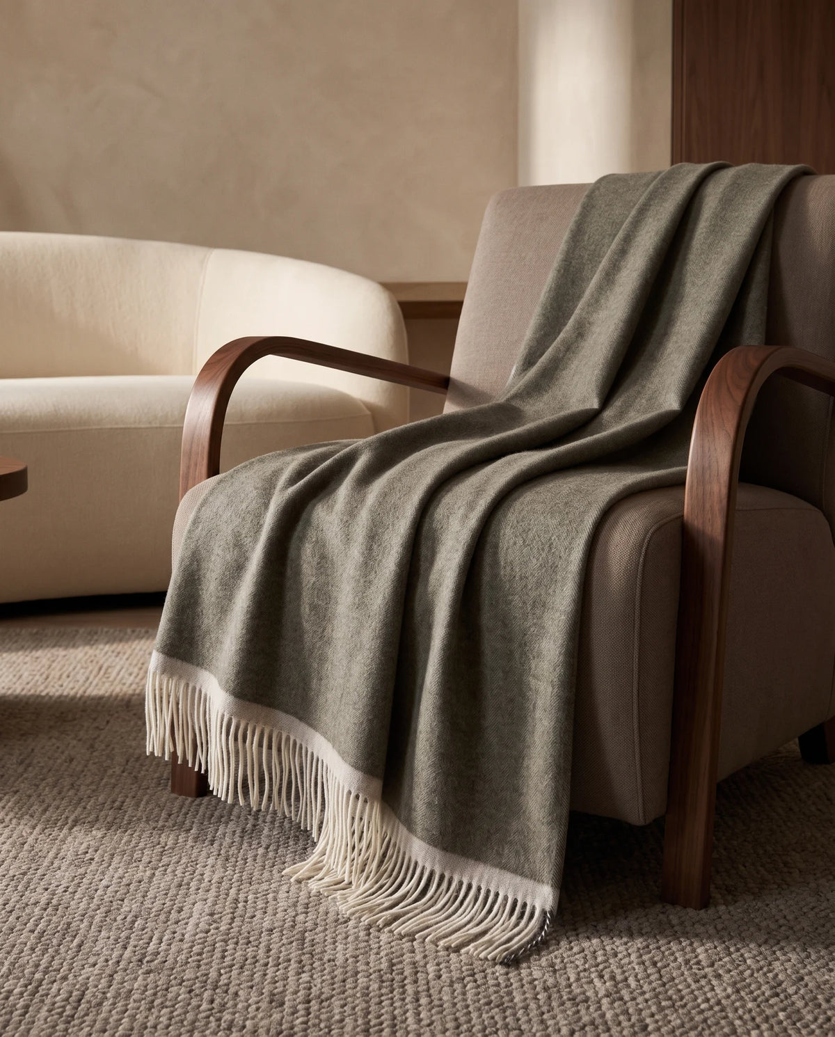 Plaid Milano Verde Orlo sur un fauteuil en noyer — mise en scène