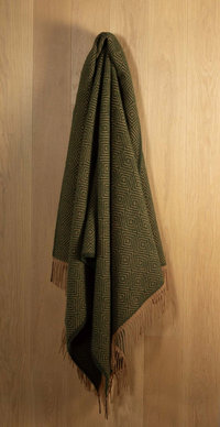 Plaid Venezia Feuille MoST, motif vert et franges couleur camel