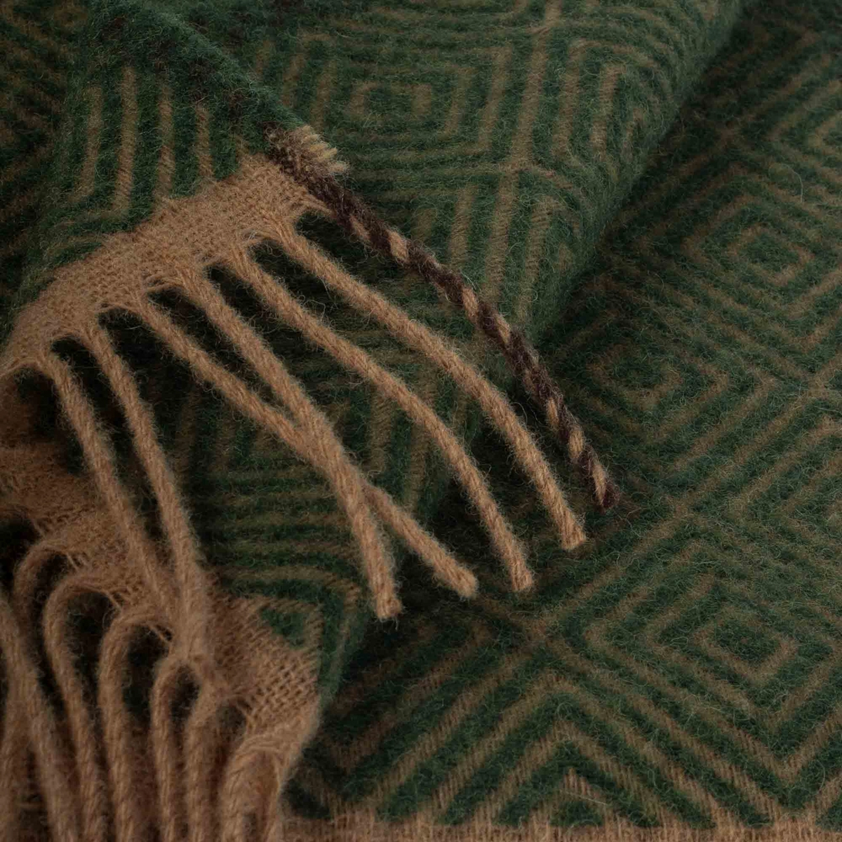 Plaid Venezia Feuille MoST, motif vert et franges couleur camel
